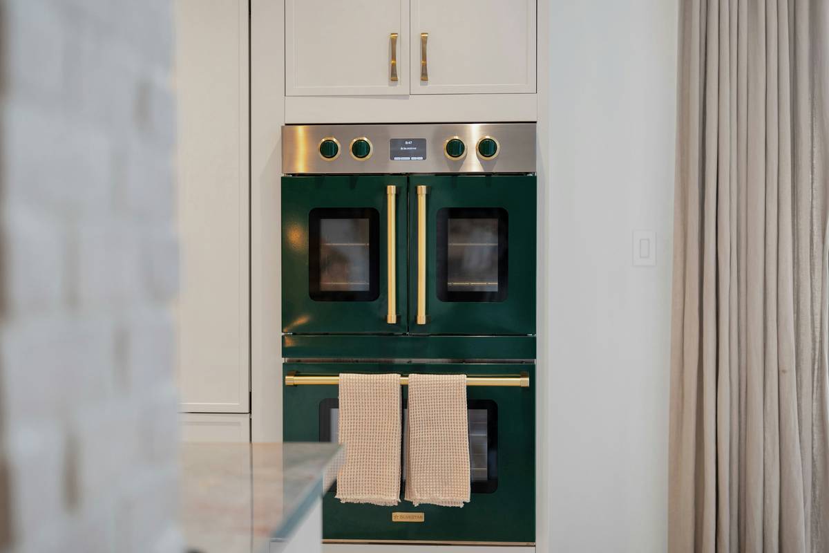 Oven how to use: handheld oven thermometer placed on middle rack inside a preheated oven